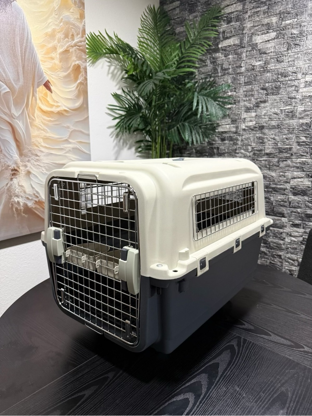 BEAUTIFUL 25INCH PET CRATE WITH WHEELS AND DOUBLE FEEDING PLATES